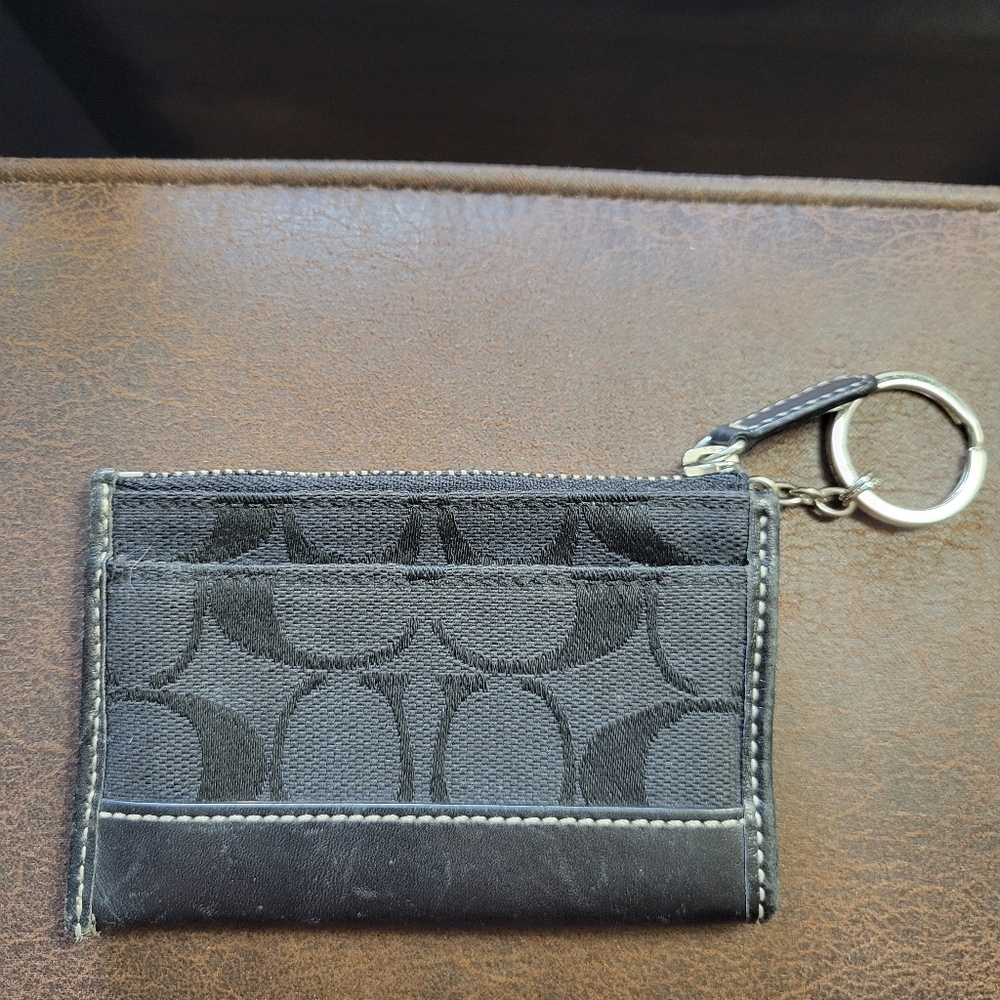 COACH ID change case w/key chain NWOT comes w/ drawstring white bag.